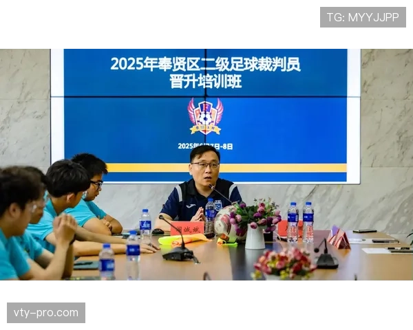 足球规则中双重触球判罚的关键条件与裁判执行标准解析